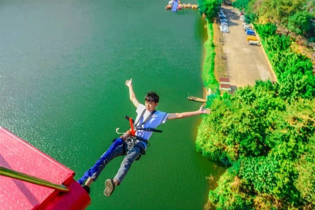 蹦极从弹跳点到湖面的垂直高度达68米伸出湖面悬空跨度99米弹跳时仿佛