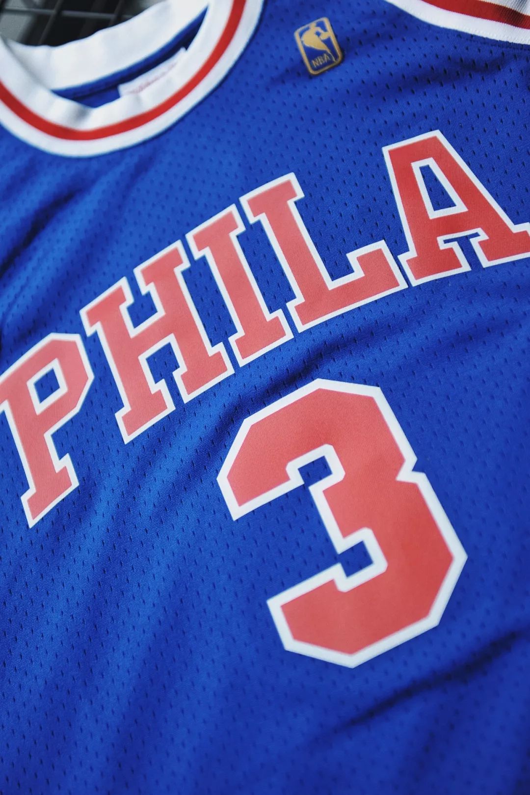 球衣前方分别带有主队身份的sixers 以及 phila辅以属于 mitchell &