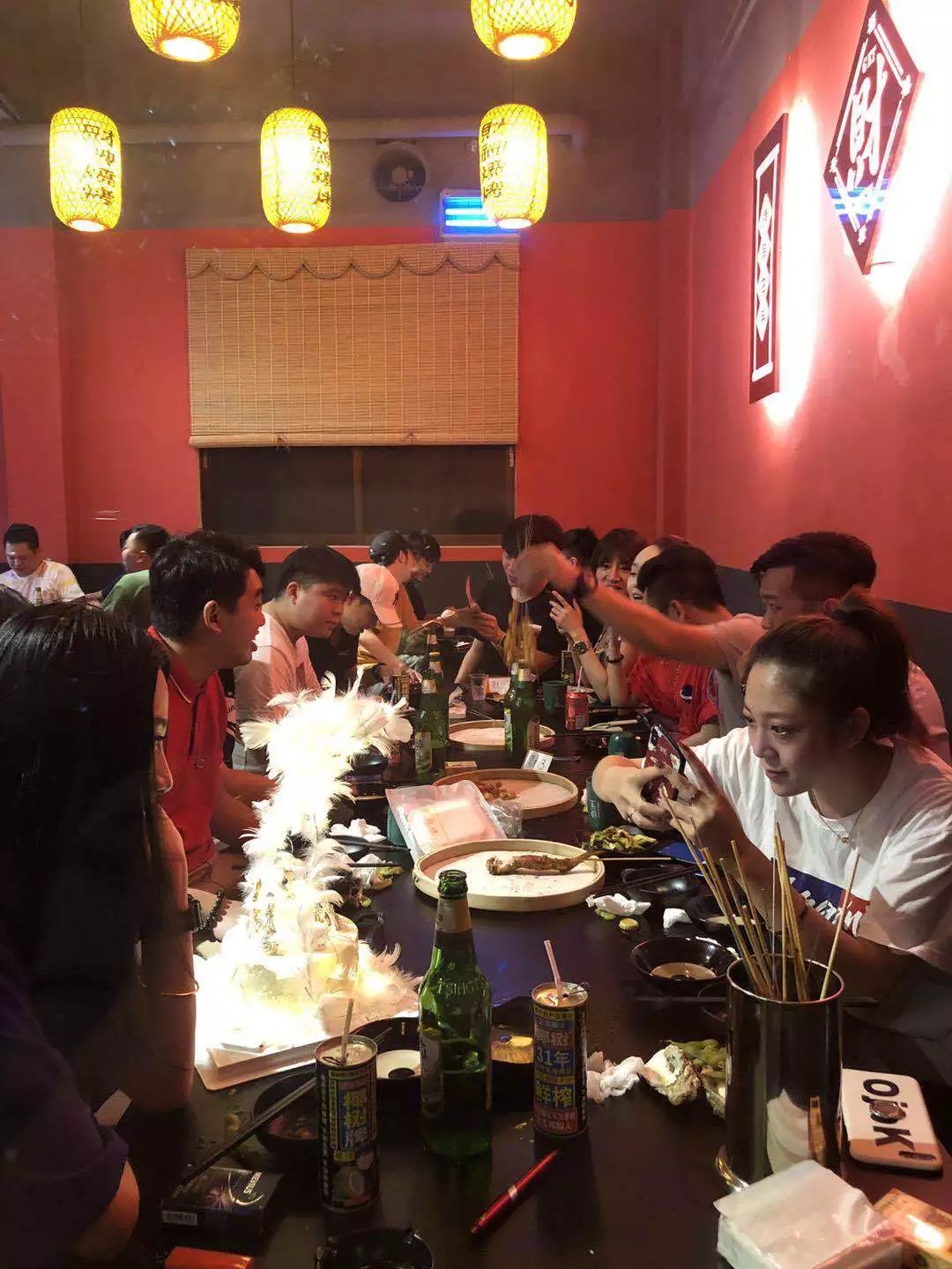 凌晨1点还爆满的烧烤店江门年轻人撸串啤酒吹水沟女的落脚地