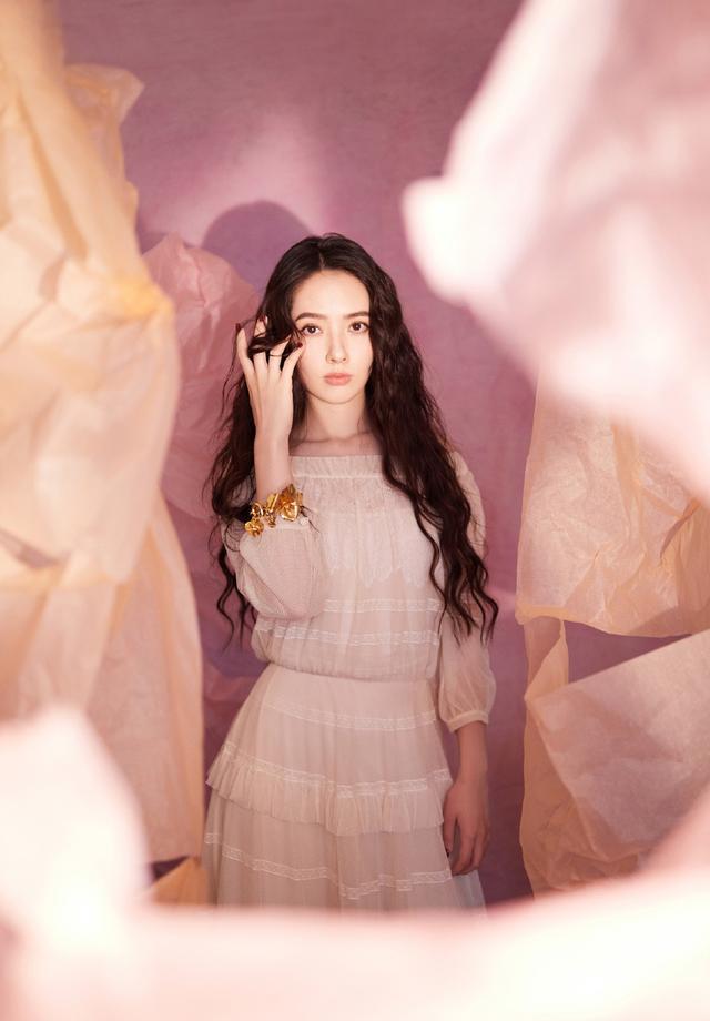 郭碧婷又秀恩爱一袭白色蛋糕连衣裙配长卷发牵手向佐笑靥如花