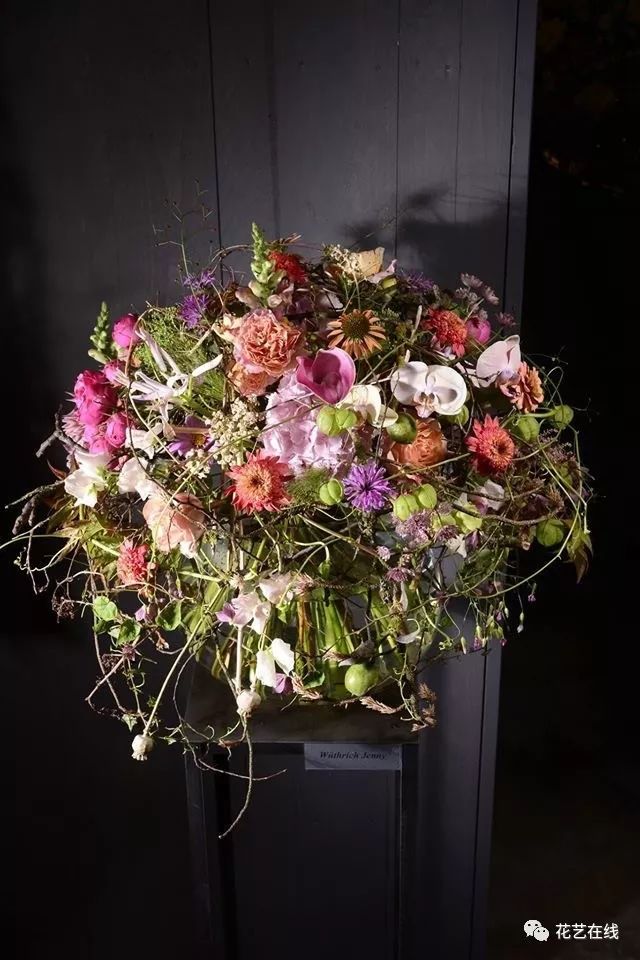 螺旋花束是花艺师入门必备技能,也是花艺比赛重要考核内容,也是检验一