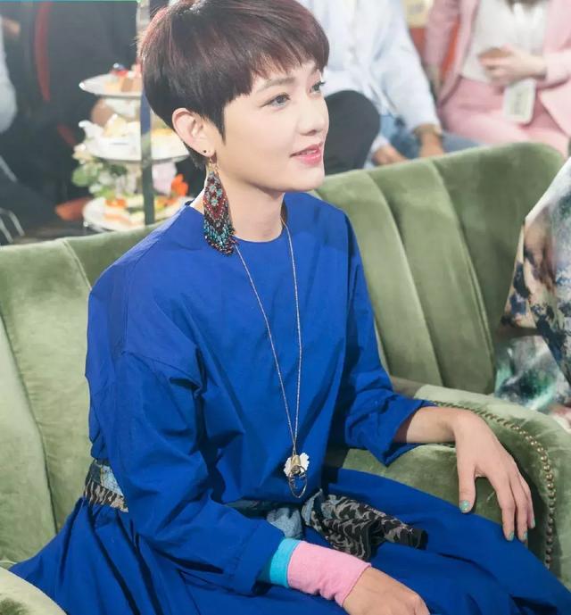 剃寸头抑郁纹身怪人范晓萱42岁时仿如少女