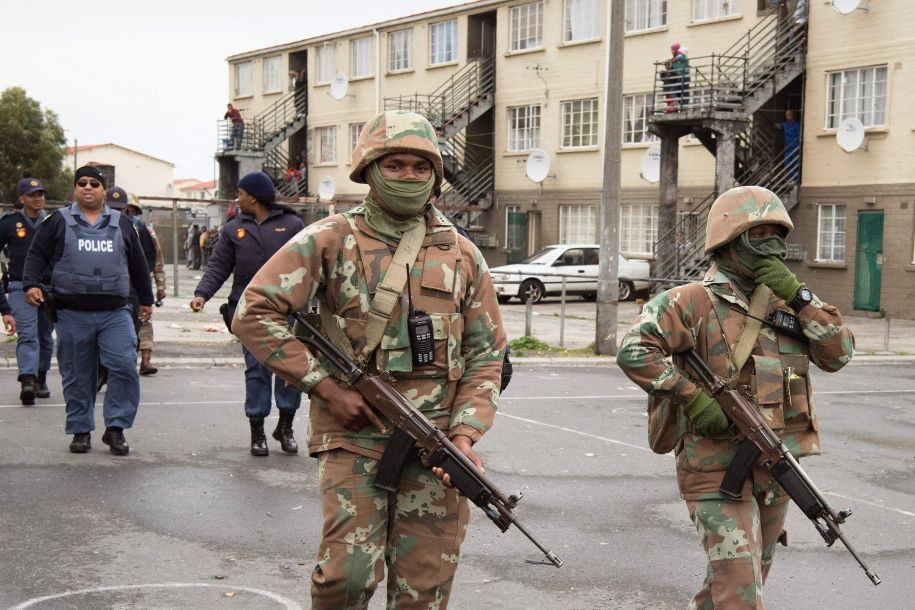 1/ 12 南非国防军20日继续在立法首都开普敦的一些区部署,帮助警方