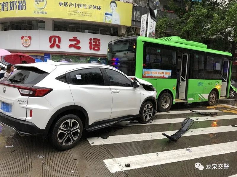 丽水这路口突发车祸!3车损坏,3人受伤!监控还原惊险一幕