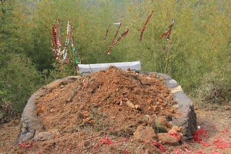 农村上坟添新土做好以下几点,后代富贵昌盛_坟墓