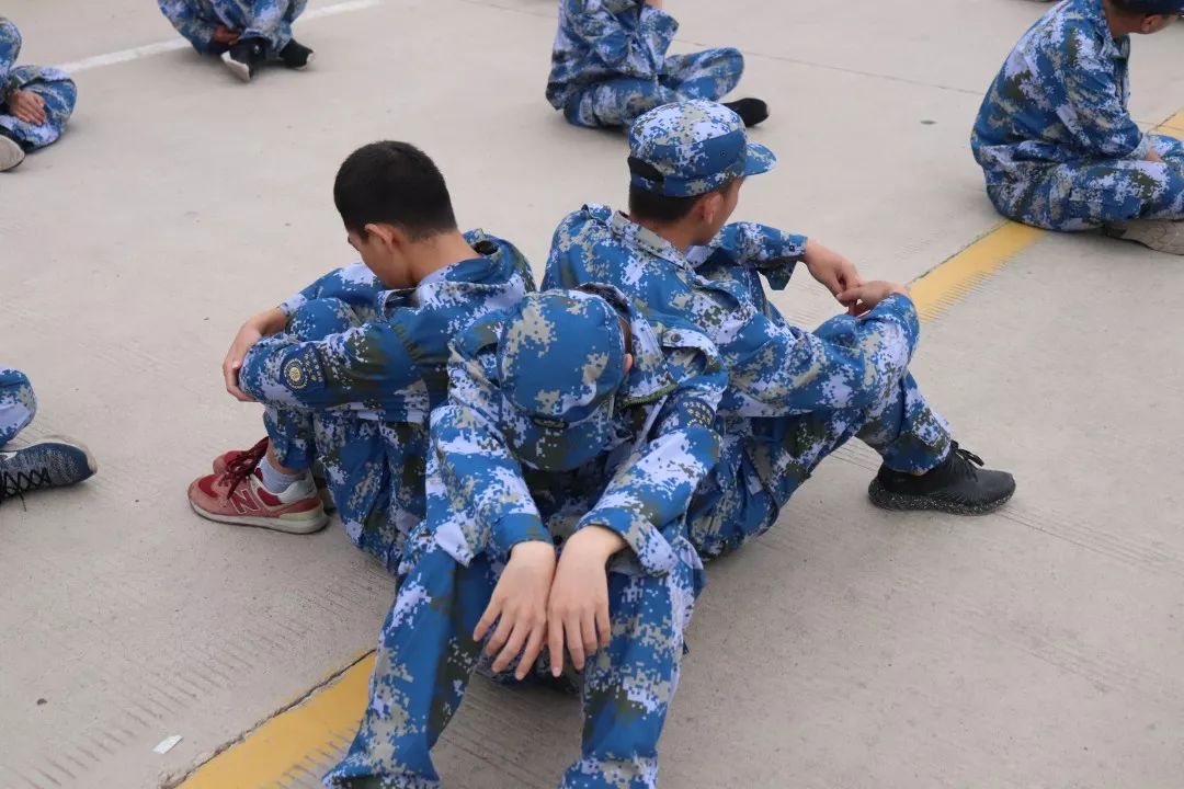 軍訓回顧軍姿匍匐持槍拉練你最愛哪一款