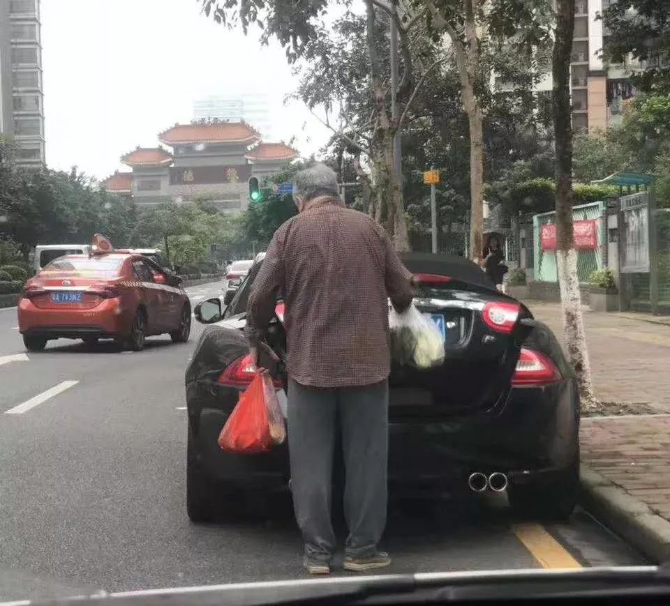 穿人字拖去收租,叫外卖要凑红包.你根本不懂广州土豪!
