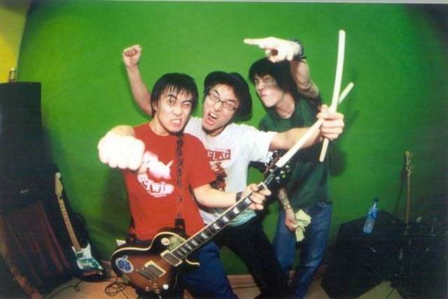 《只有音乐才是我的解药》和《还我蔚蓝》等歌曲被全国各地的校园乐队