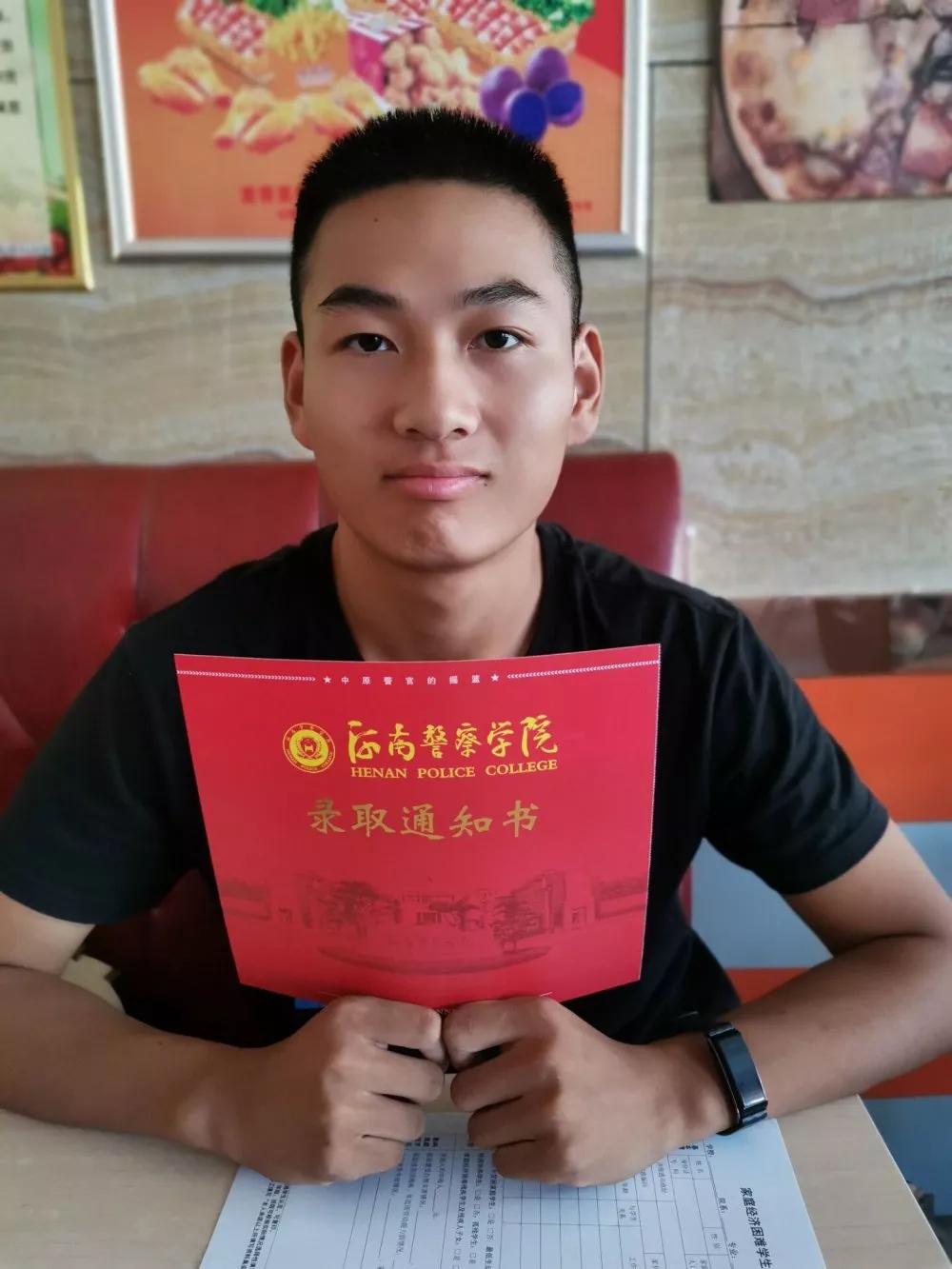 这是我的录取通知书合影河南警察学院