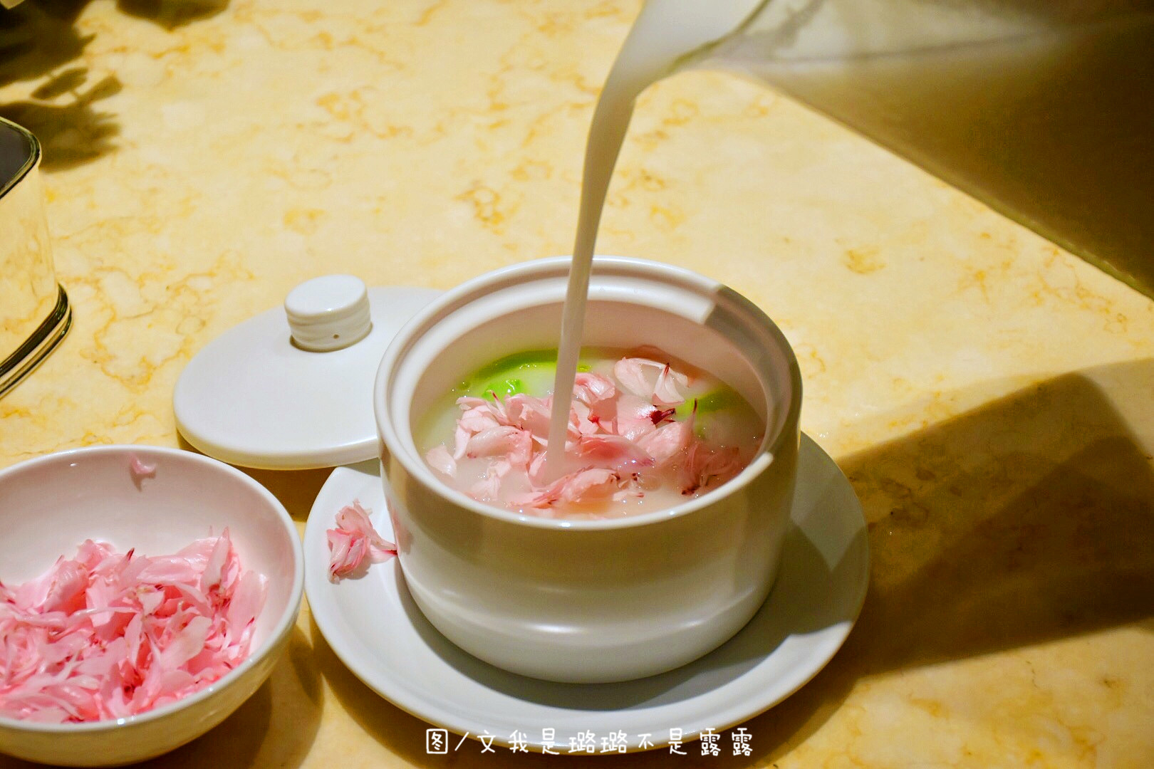 原创没想到这种粉嫩嫩的鲜花被加到了粥里居然还挺好吃