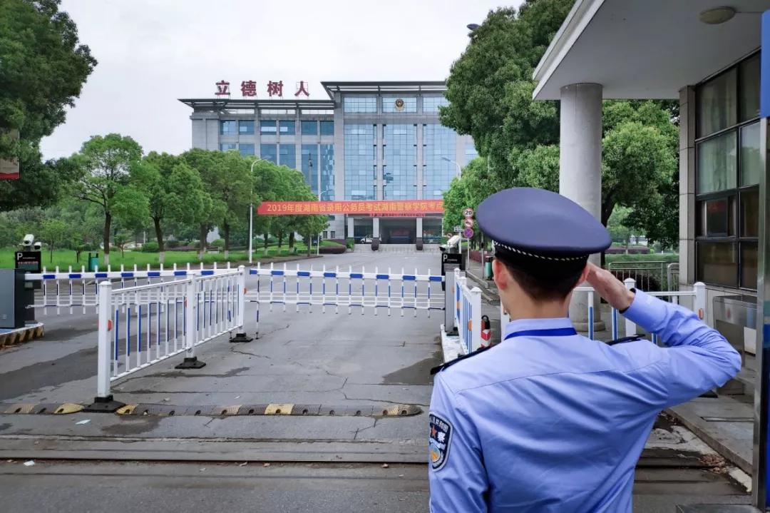 换个角度看警校