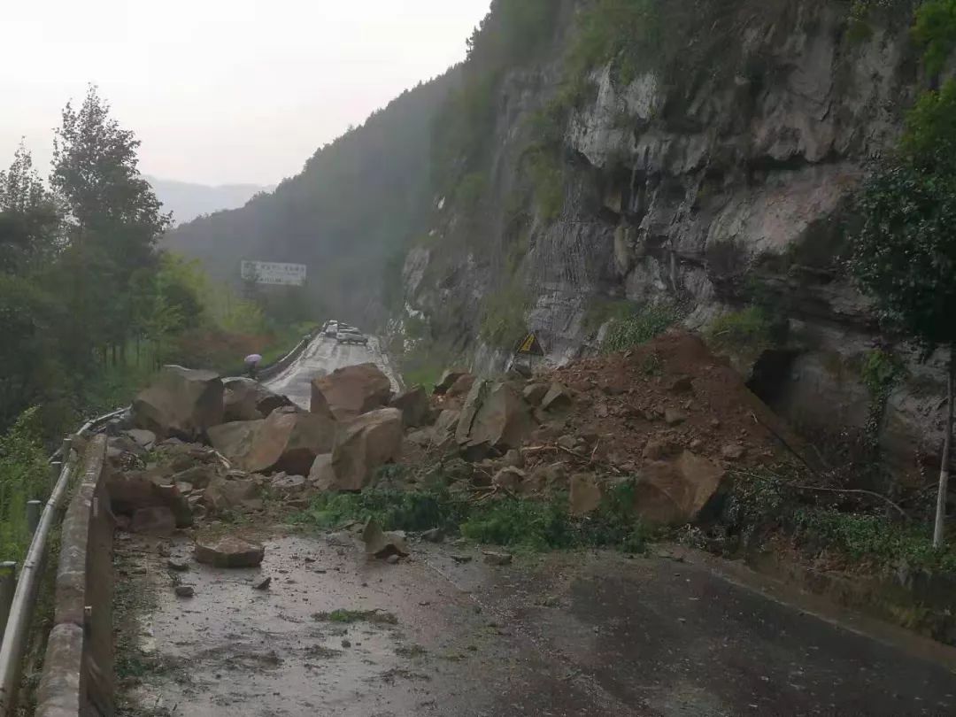 通江至巴中路段发生山体滑坡,请绕行!