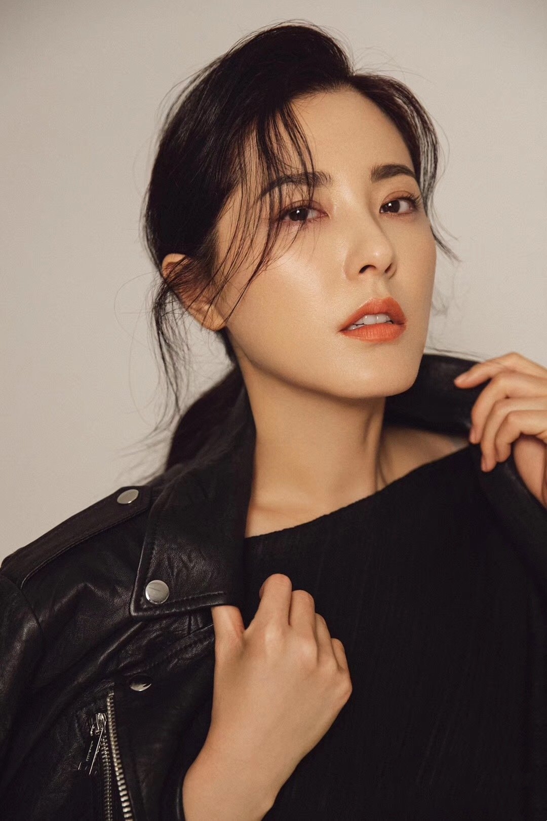 原创曾黎终于高调美一回,多套造型拍大片气质出众,留龙须刘海有韵味