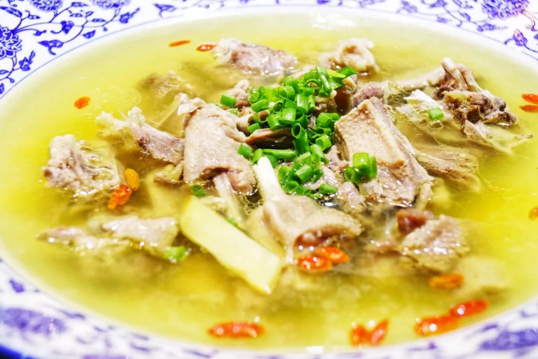 庄园炖大鹅需要4小时的小火慢炖,而最为滋补的老鹅汤则需要整整8小时