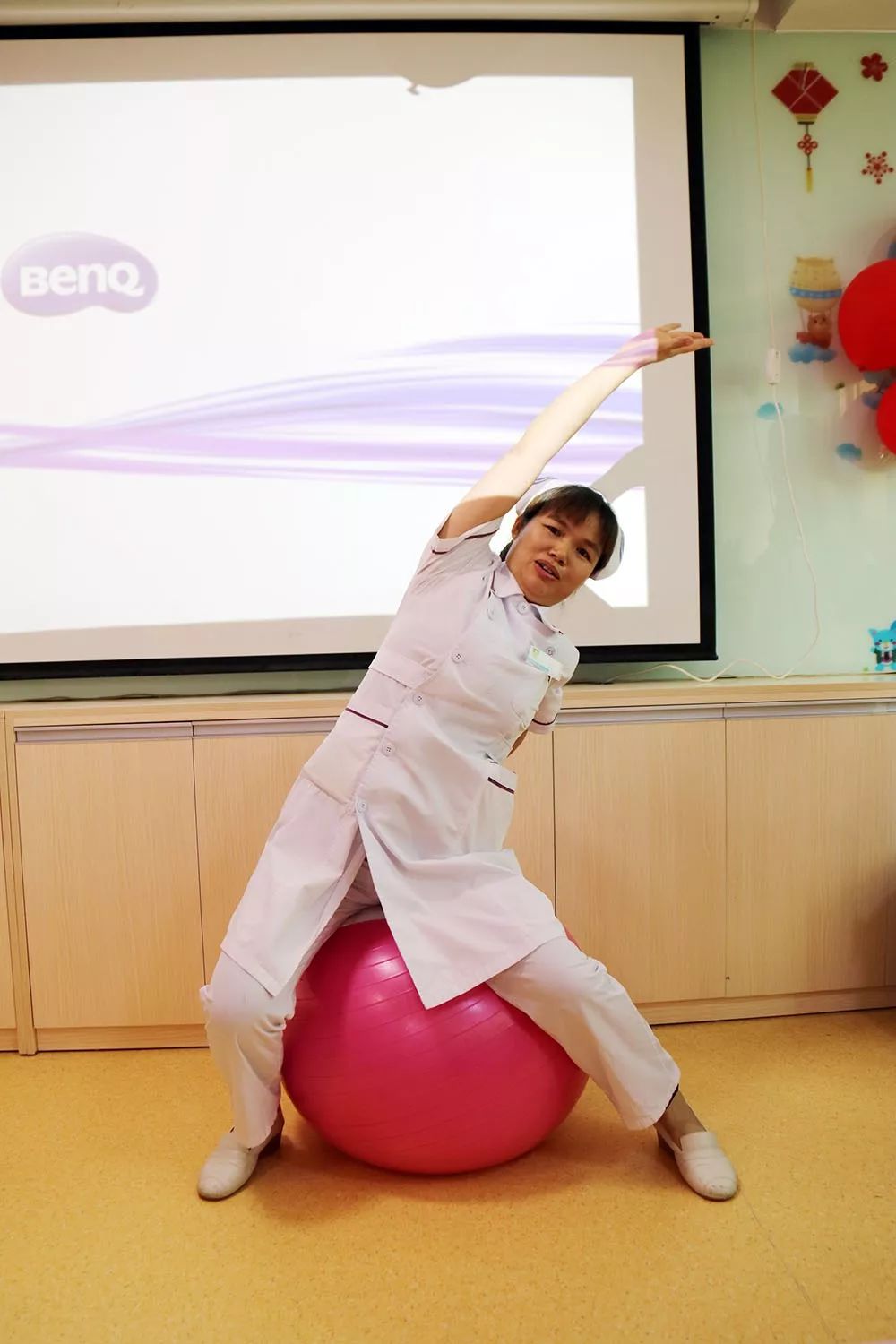 课程回顾护理部梁以雪主任亲身示范正确使用瑜伽分娩球