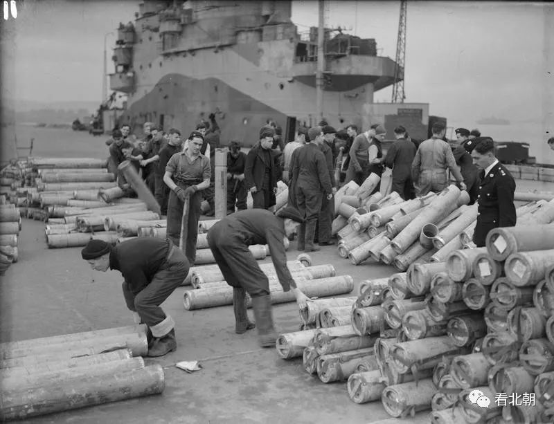 修整前最后的忙碌——二战中在港口卸载弹药的英军光辉号航母