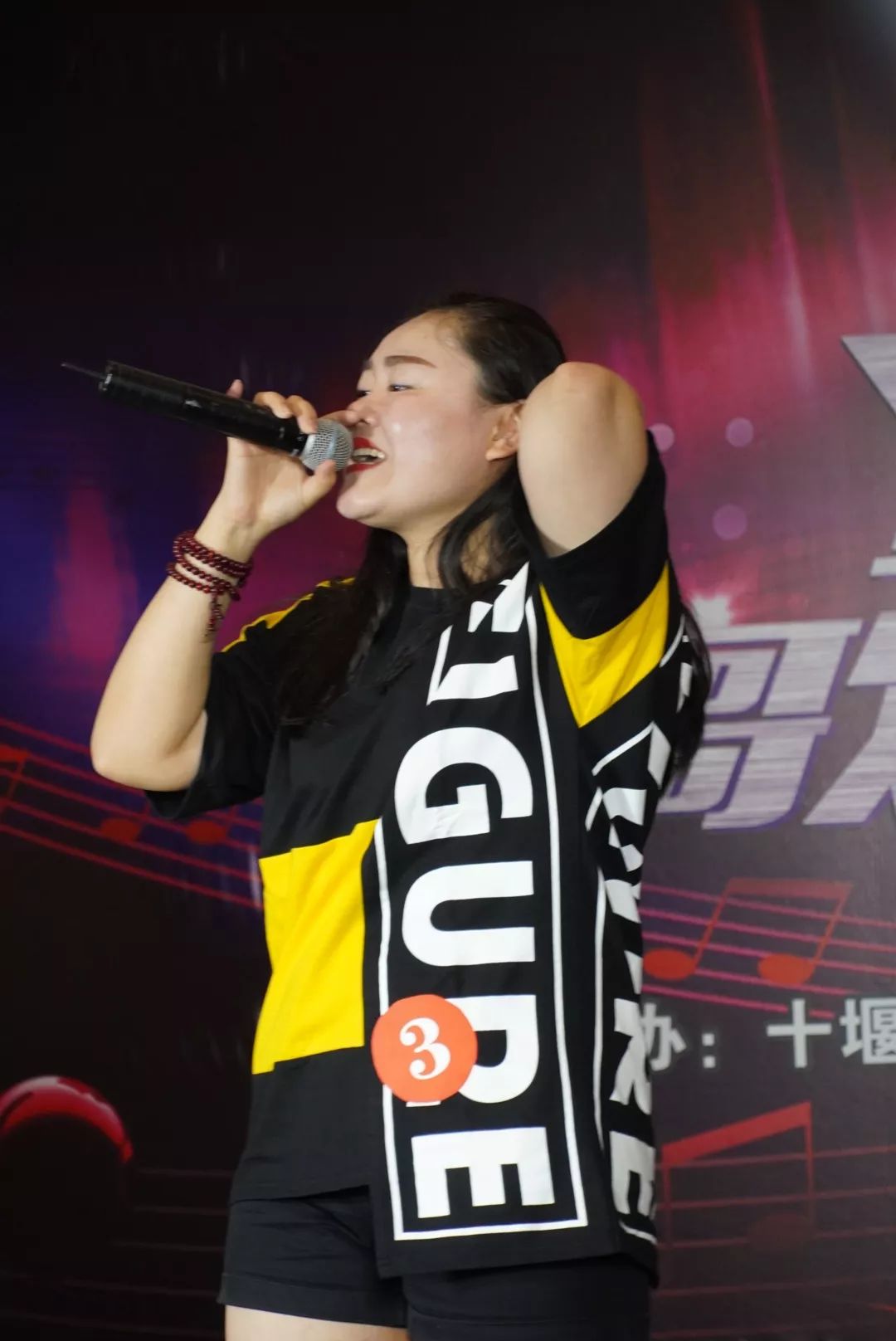 三号歌手一首热辣的《我在人民广场吃炸鸡》一号选手上来就是一首