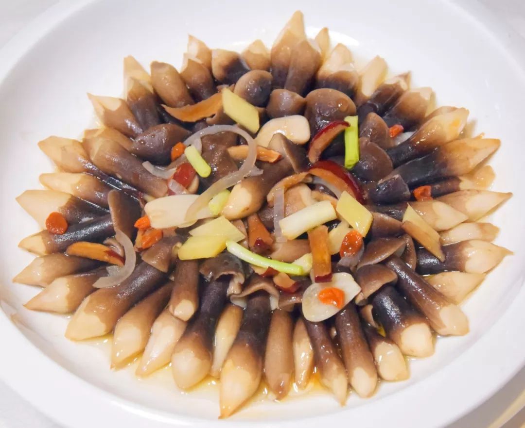 鸡汁蒸黑鸡枞菌:原价48元/份,现在东江海辉酒楼惠食震撼超值只需28元