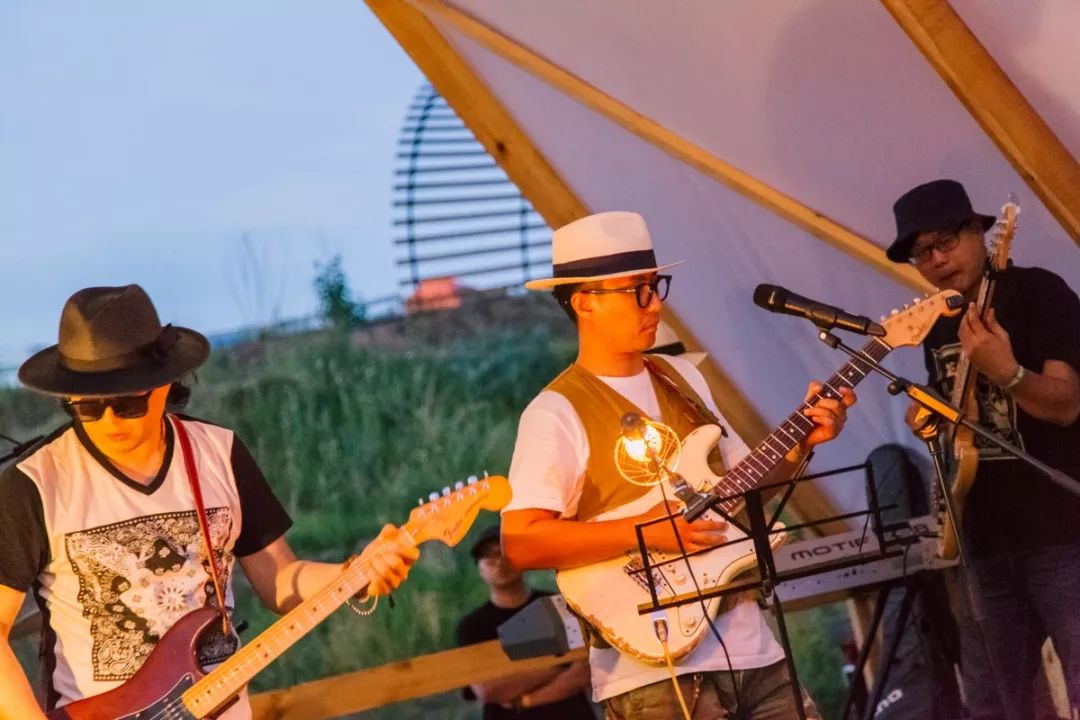 晚饭过后,伴随啤酒与草的清香,与朋友围坐篝火聊天,或干脆拿起吉他在