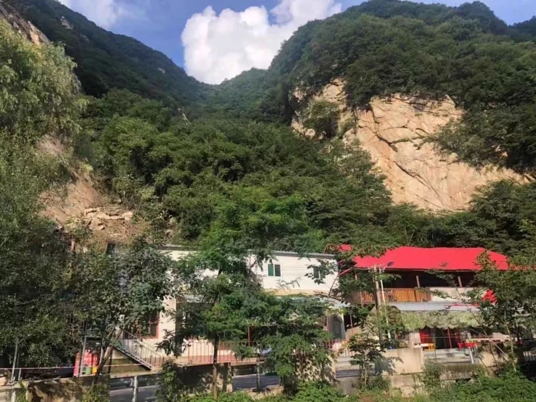 可怕西安秦岭沣峪口山上巨石坠落砸中俩房屋地质专家勘查后说