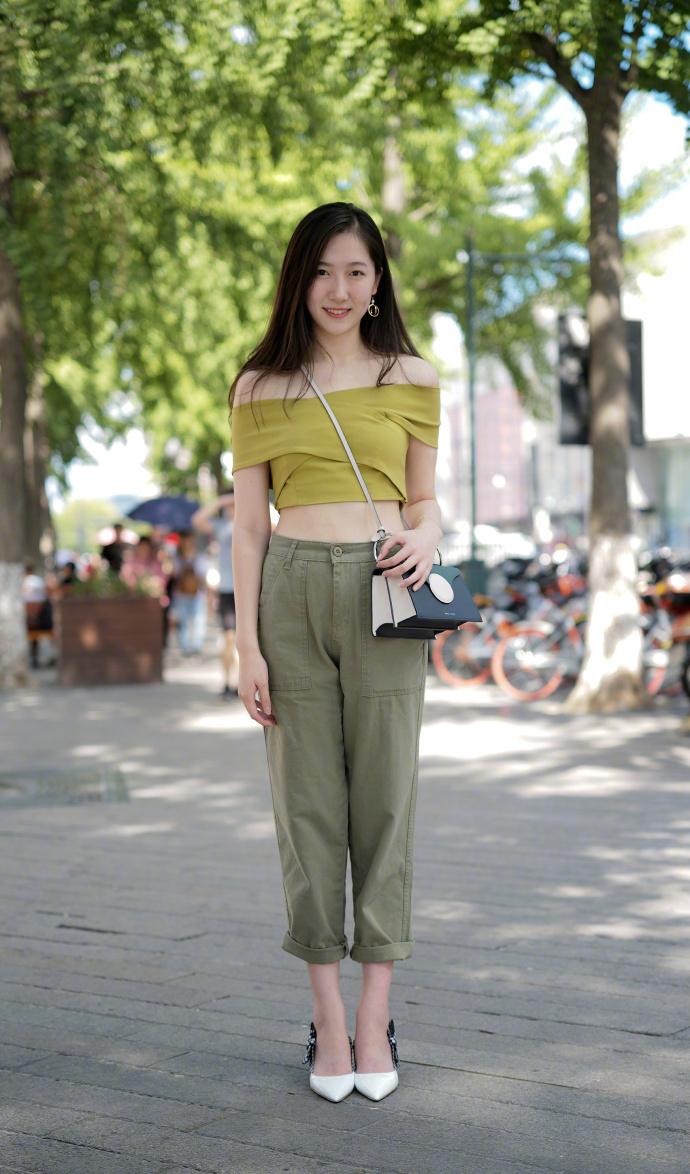 街拍小姐姐穿运动紧身裤凸显窈窕身姿非常有魅力