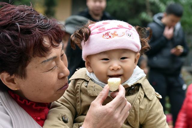 奶奶带孩子:夏天有3样东西不能吃,不然易积食脾虚,个子也不长