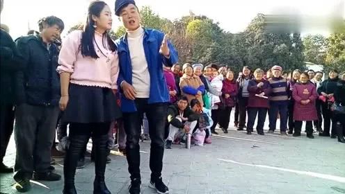 真正的广场有山歌,厂牌都想从农村市场分块羹山歌彻底引爆了小镇