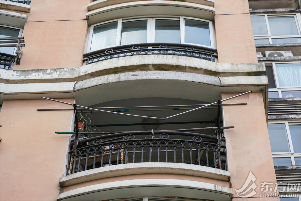 砸弯不锈钢晾衣架 阳台圆弧差点变身"杀器"