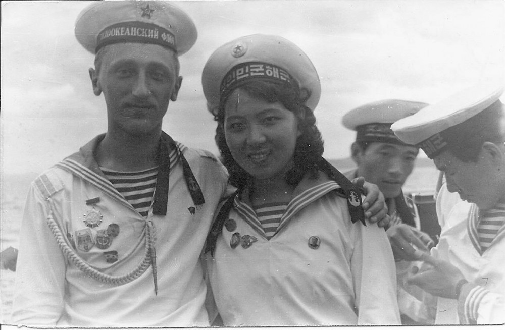 原创1987年苏联太平洋舰队访问朝鲜 苏联水兵搂着朝鲜妹子