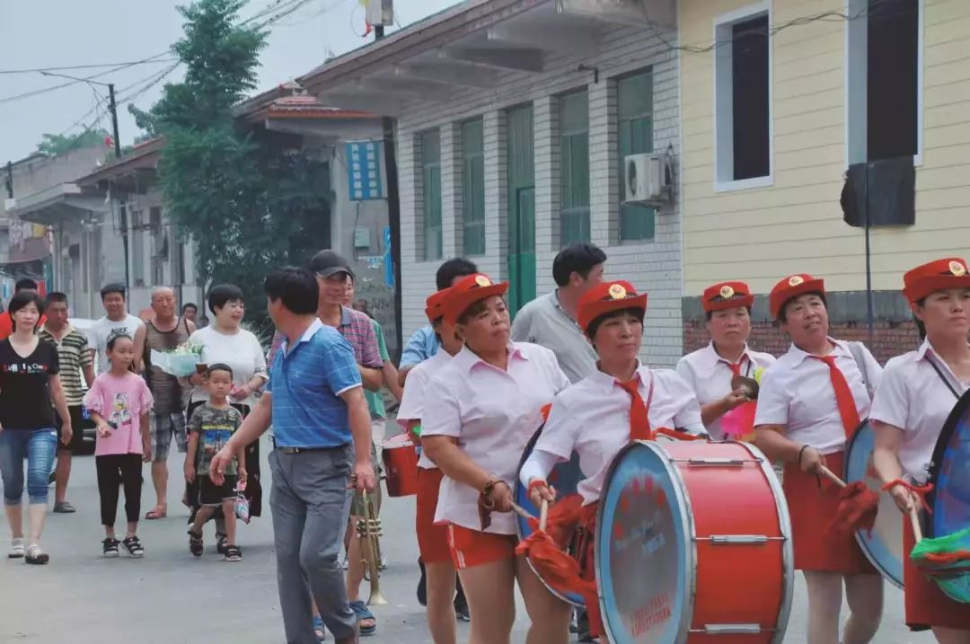 前来迎接的队伍到达张文宠的家乡—北魏口村,好嗨呦~热闹的乐队来村口