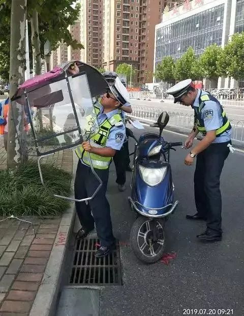 动真格!安庆交警今天开始上路拆除电动车遮阳雨篷