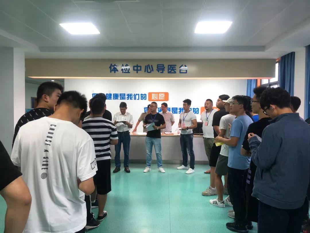 参加体检的适龄青年在征兵体检站报到后,在工作人员的带领下,以村为