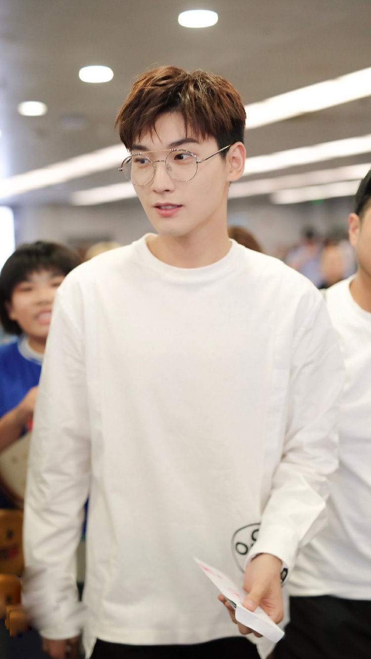 22岁的邢昭林现身机场,金丝边眼镜太绝了,又帅出了新高度!