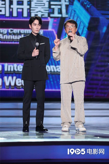 朱一龙称成龙是偶像 手机保存成龙奥斯卡获奖视频