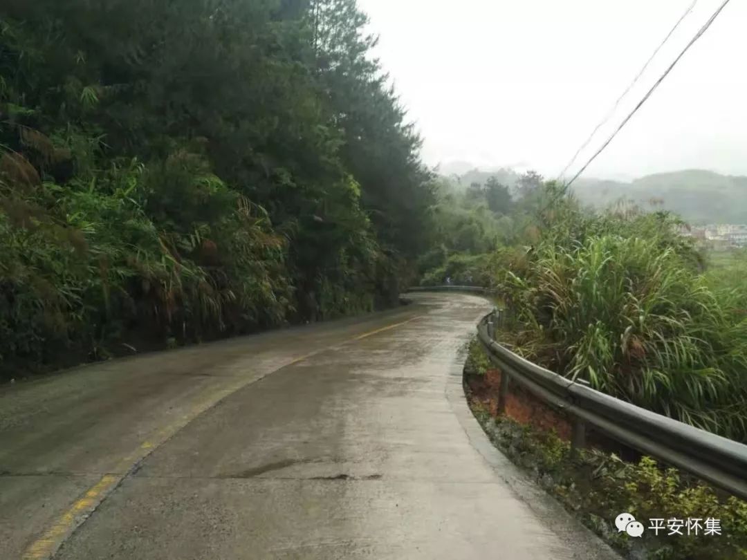 鳳崗熱水坑路段g358k1110 800左側,鳳崗鎮石灣路段路基下塌,目前交警