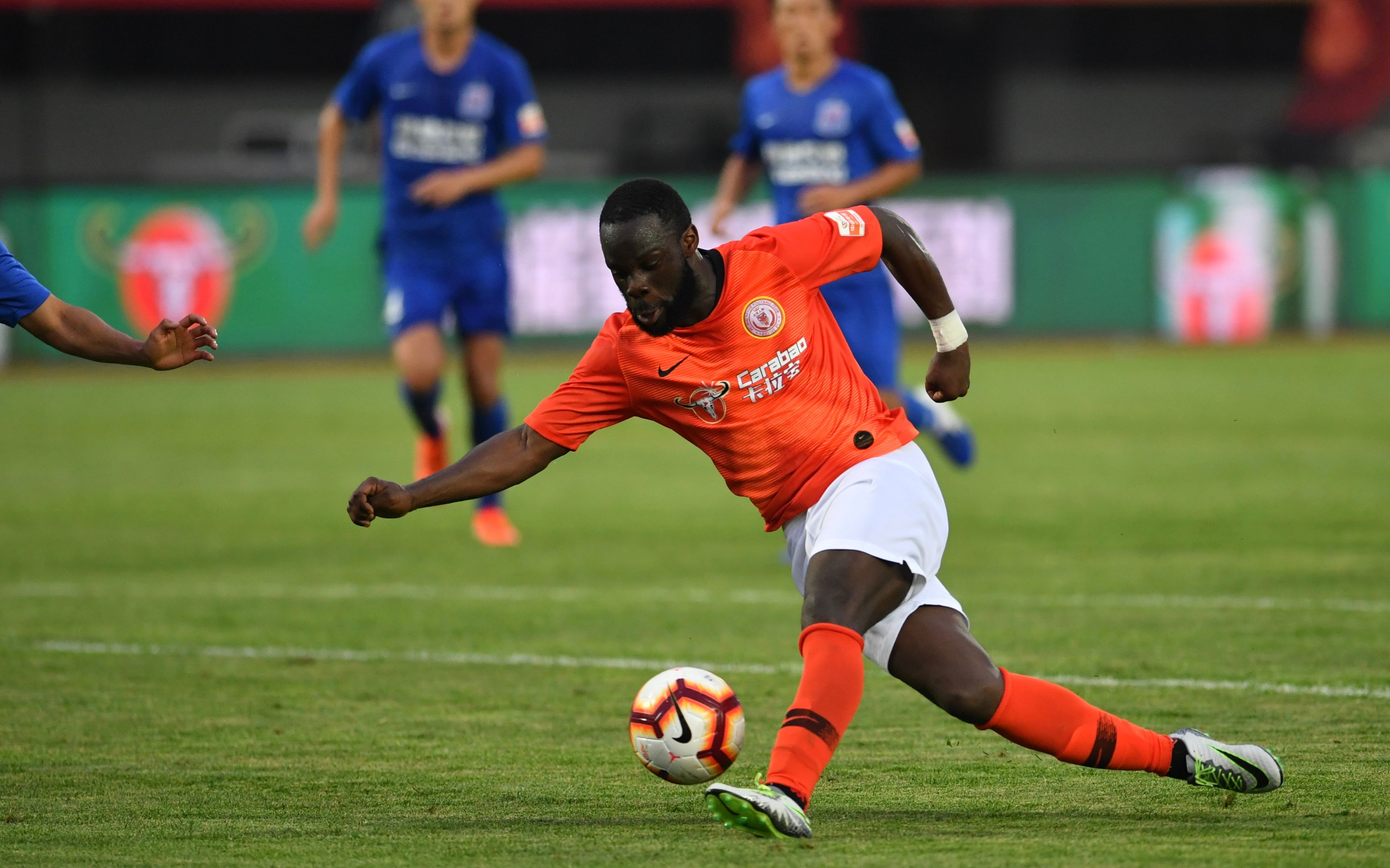 人和新援马努本场首发出战.