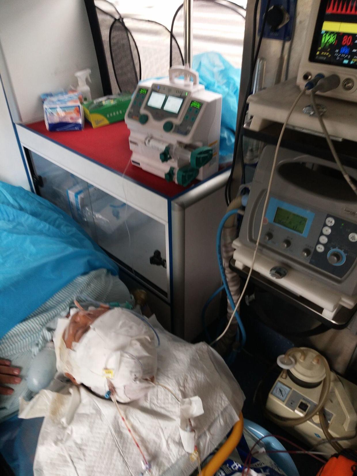 重症患者跨省转院出租救护车车内急救设备齐全将患者安全送达