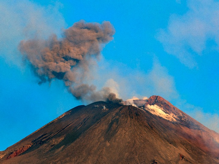 7月20日,浓烟在意大利埃特纳火山口翻腾.新华社/美联