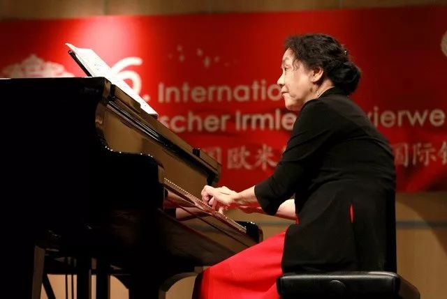 "灰姑娘——钢琴名师吴迎家庭音乐会"在青岛西海岸新区凤凰之声大剧院