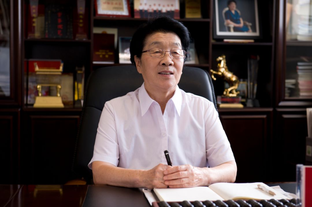 公司董事长许振清荣获"功勋人物"荣誉称号!