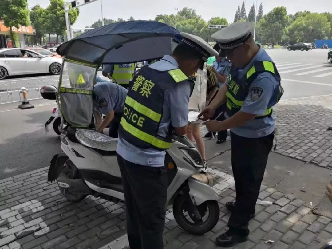 動真格!安慶交警今天開始上路拆除電動車遮陽雨篷