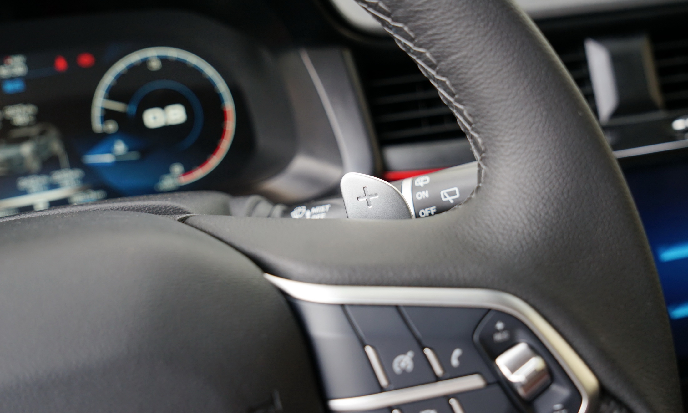 方向盘换挡拨片也属于新增加的装备esp和陡坡缓降按键放在了仪表台