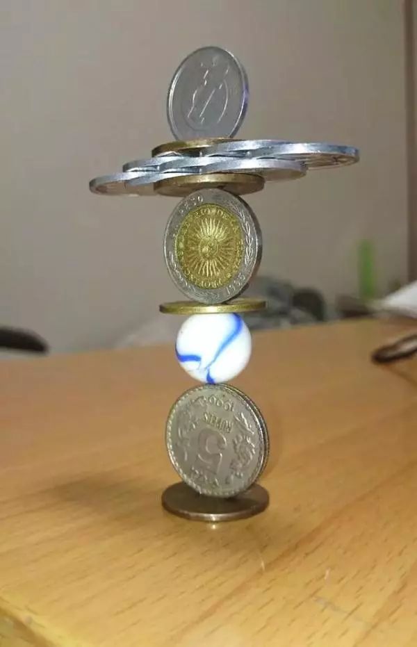 日本力学哥将硬币摆出夸张造型平衡能力令人叹为观止