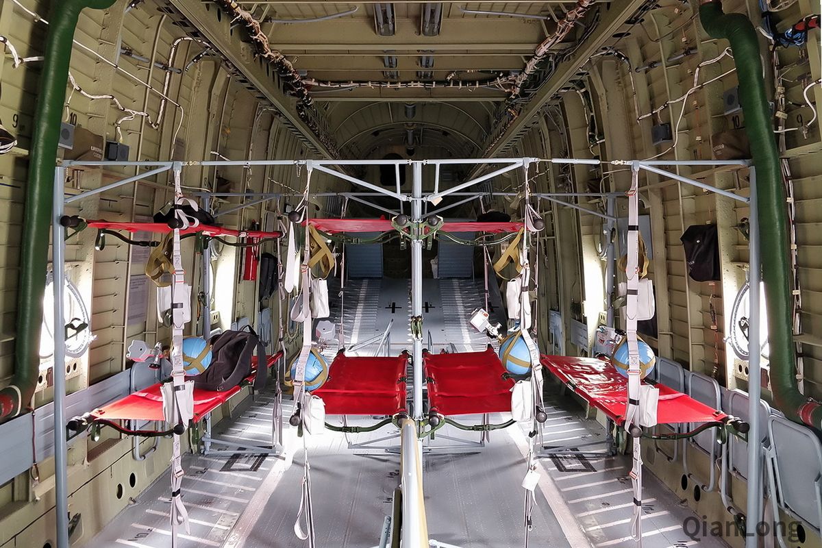 23.米-26直升机内部特写,可以看到机内空间宽敞,能容纳多副担架.24.