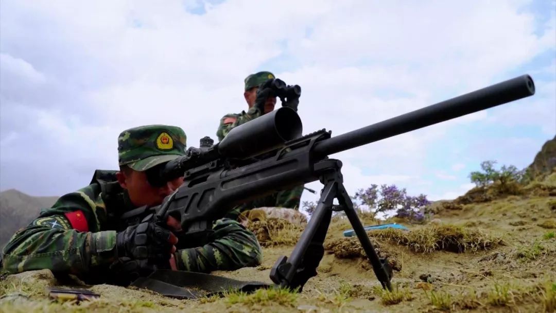 记者在战位 | 子弹贴耳边飞过  狙击手的"信任射击"训练