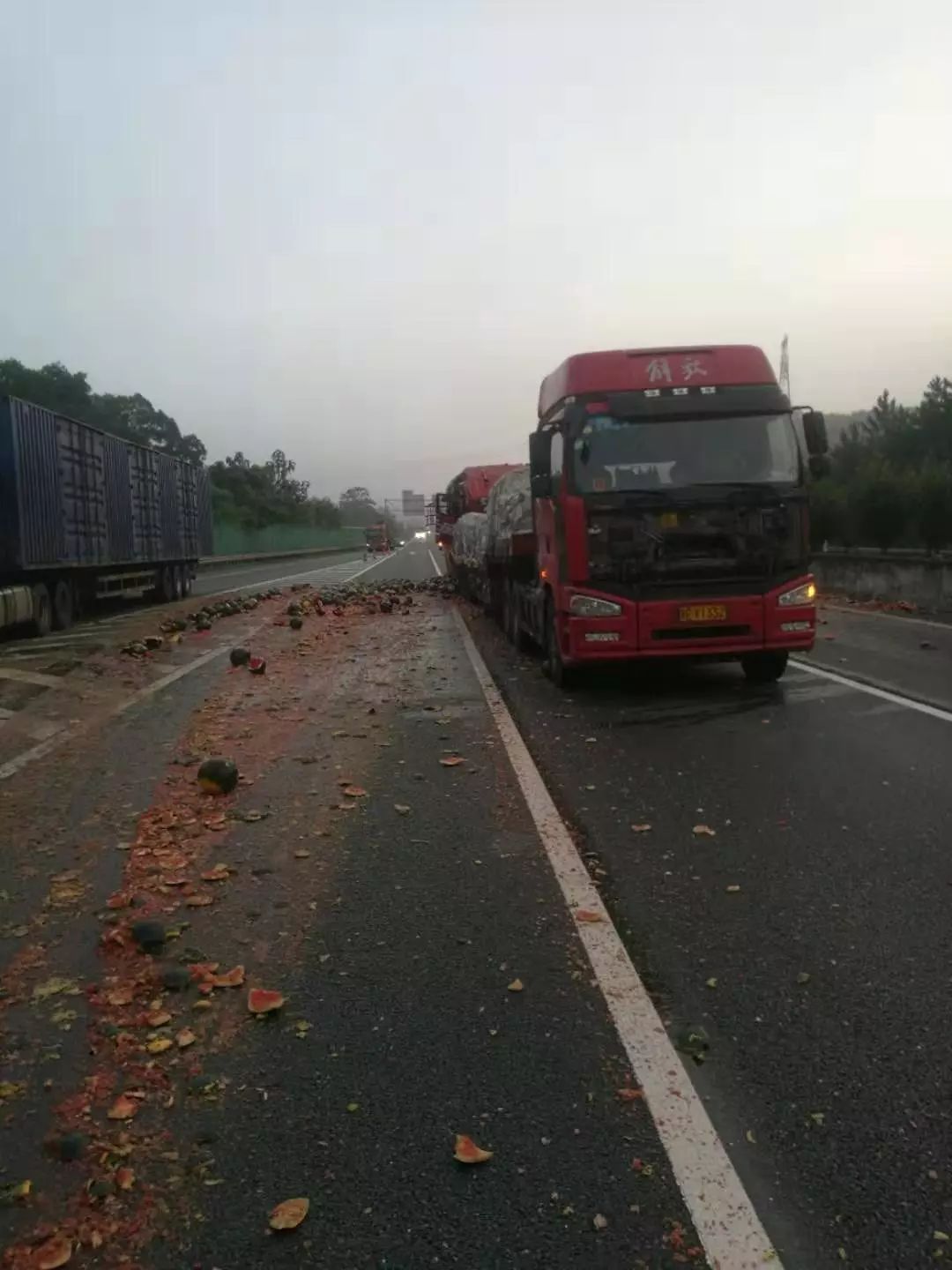 韶关乐广高速路上两大货车发生追尾事故1人被困生命垂危幸亏