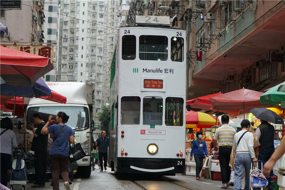 原创香港叮叮车行驶在百年港岛怀旧的老字号