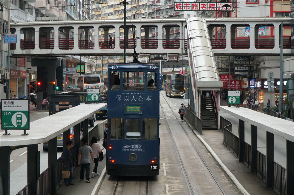 原創香港叮叮車行駛在百年港島懷舊的老字號