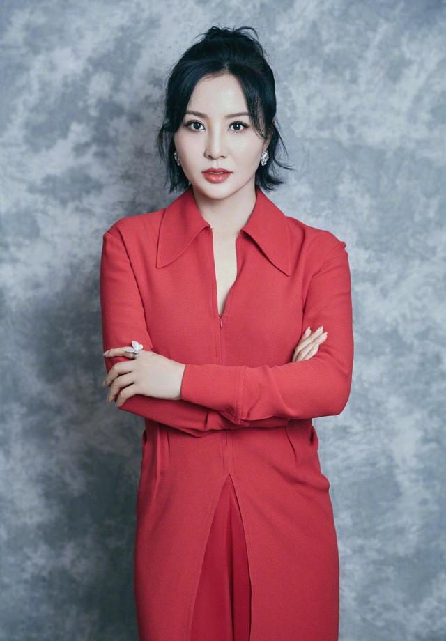 她50岁仍未婚状态不输许晴,穿红色礼服扎小辫,挡不住的少女感