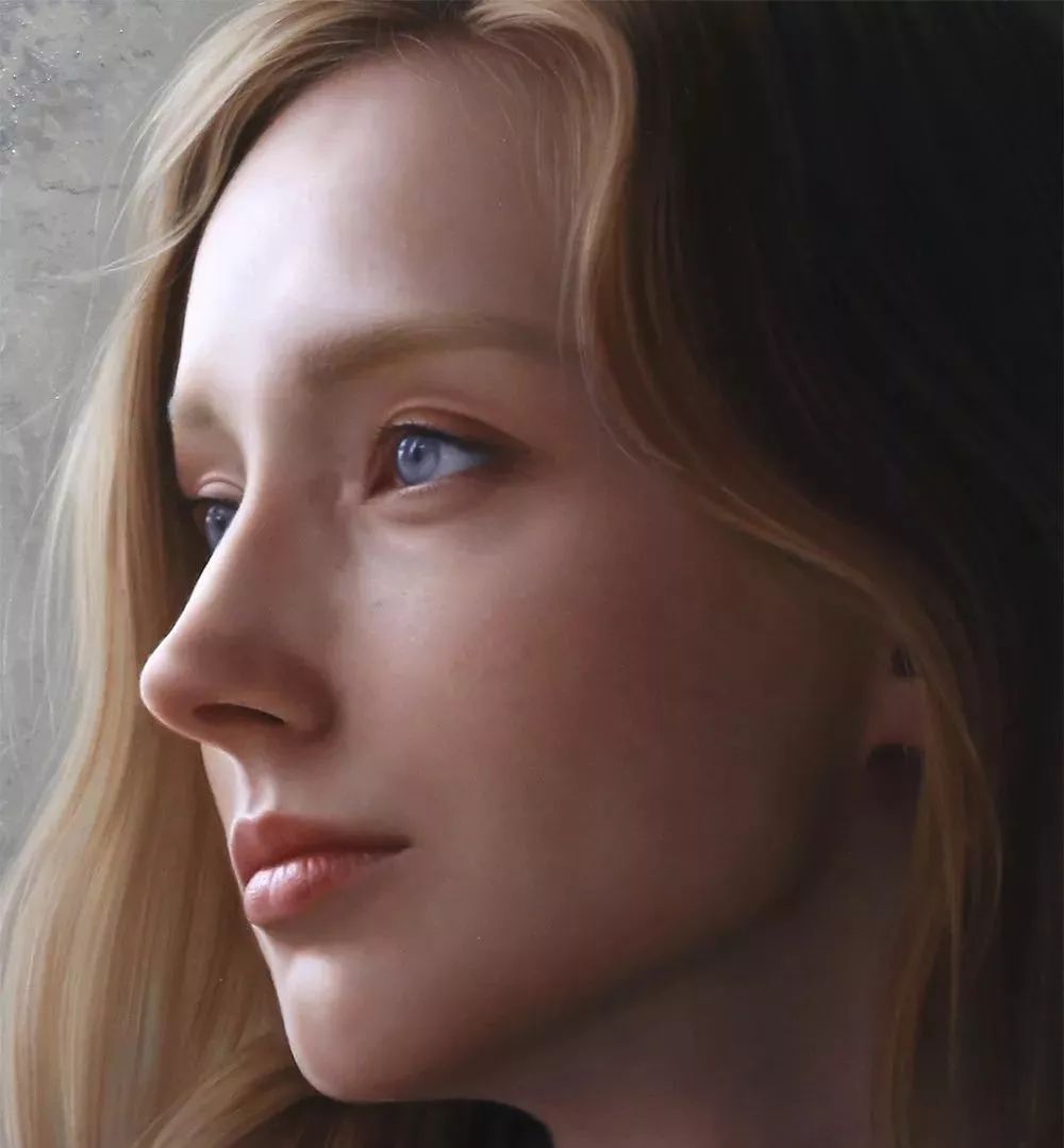 这位超写实画家简直就是行走的美颜相机